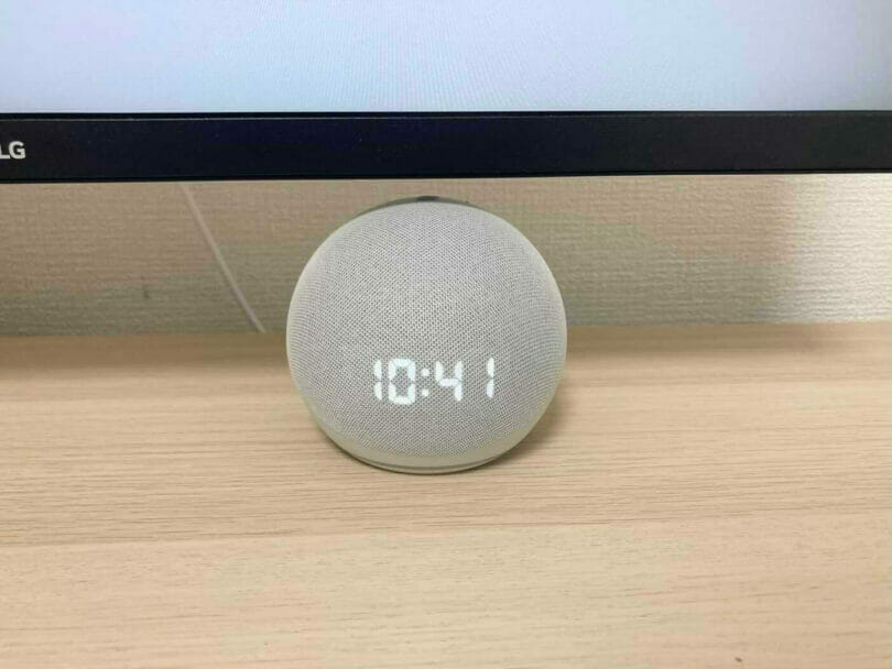 Echo DotはPCモニターの隙間にも配置できる