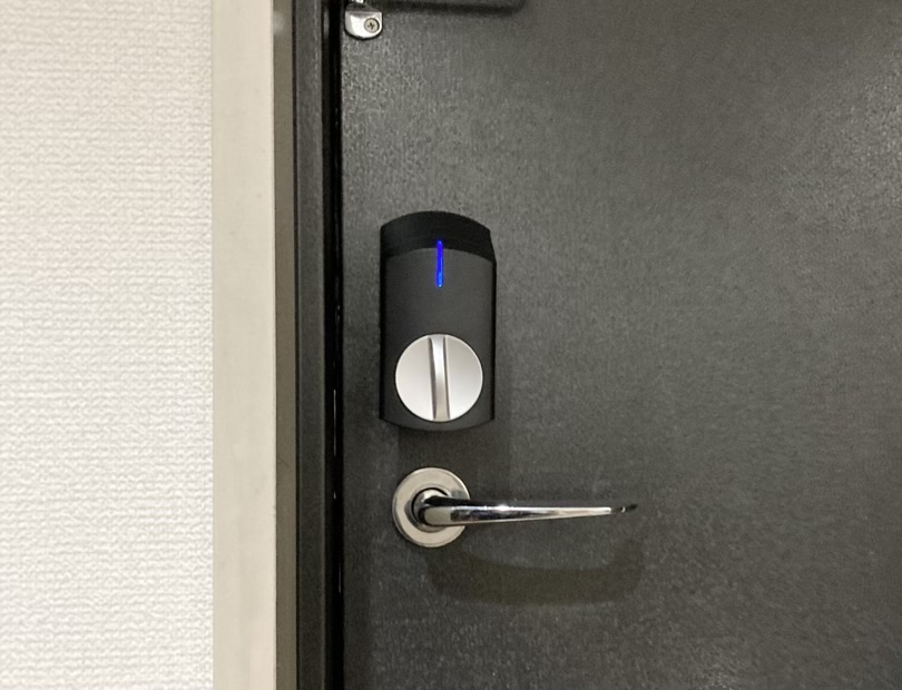 SADIOT LOCKをドアに取り付けた時のデザイン