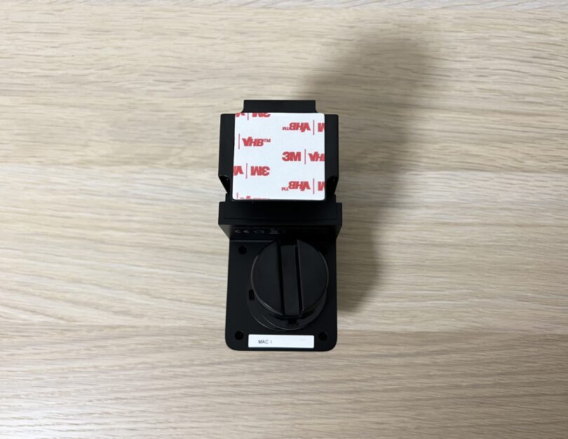 SwitchBotスマートロックは両面テープで取り付け