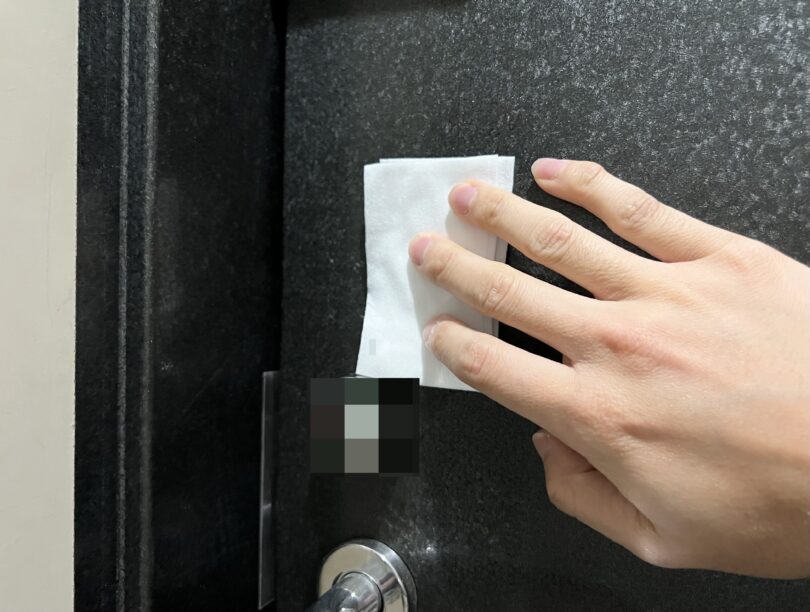 アルコールティッシュで拭く