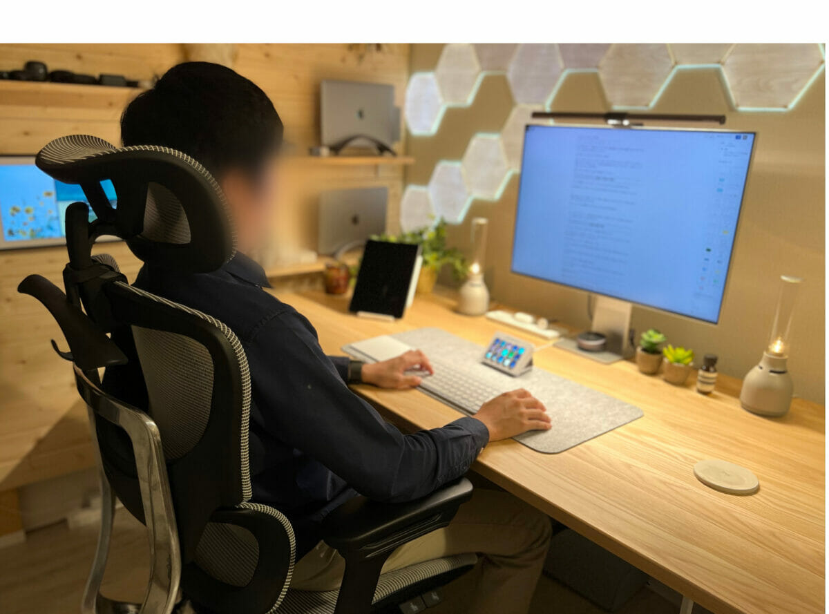 ヘッドレストに首をかけている様子