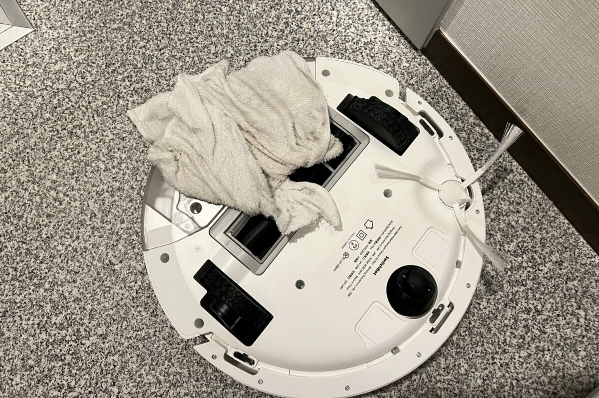 SwitchBotロボット掃除機が雑巾を巻き込んでいる様子