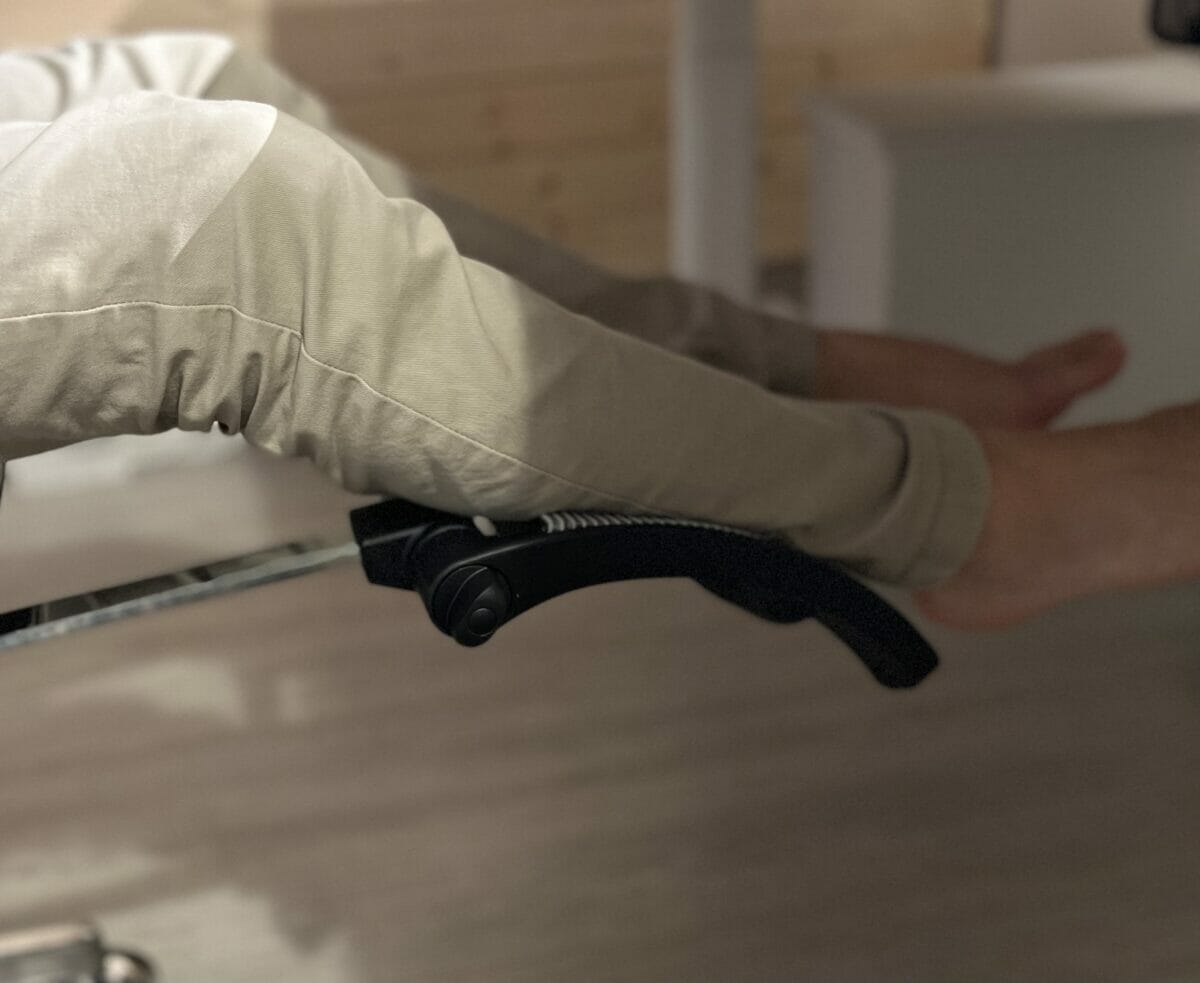 フットレストやランバーサポートも同様にカーブ状で奥方向に沈んでいる
