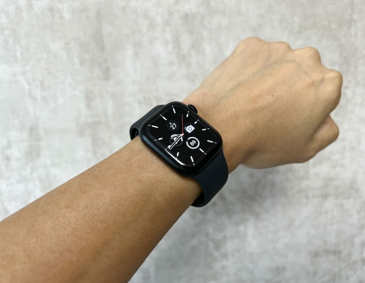 Apple Watch Series 8のミッドナイトを装着した様子