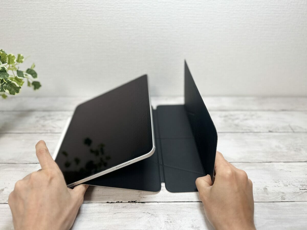 iPad本体を建てながら、右側の中央の折り目を立てるように折ります。